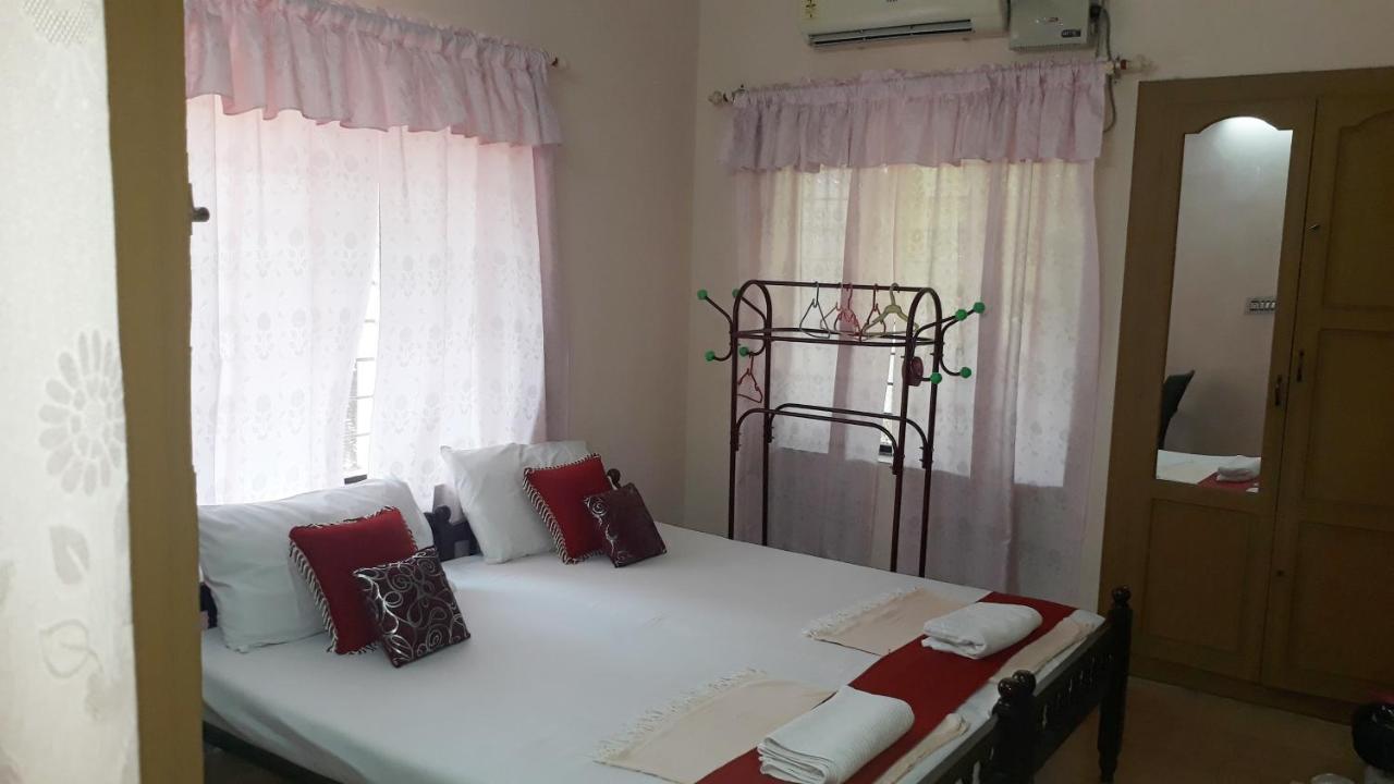 Valiyathayil Home Stay Kochi ภายนอก รูปภาพ