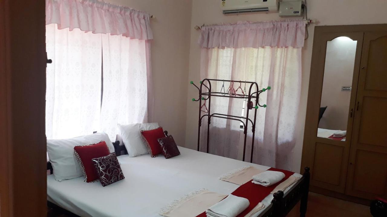 Valiyathayil Home Stay Kochi ภายนอก รูปภาพ